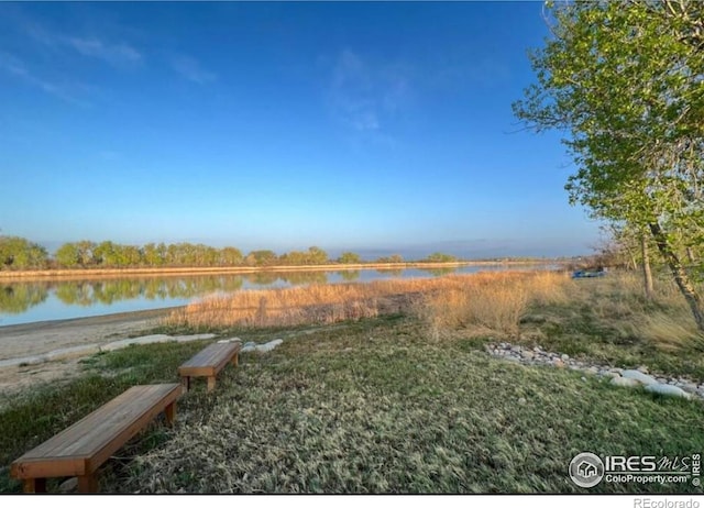 view of yard featuring a water view