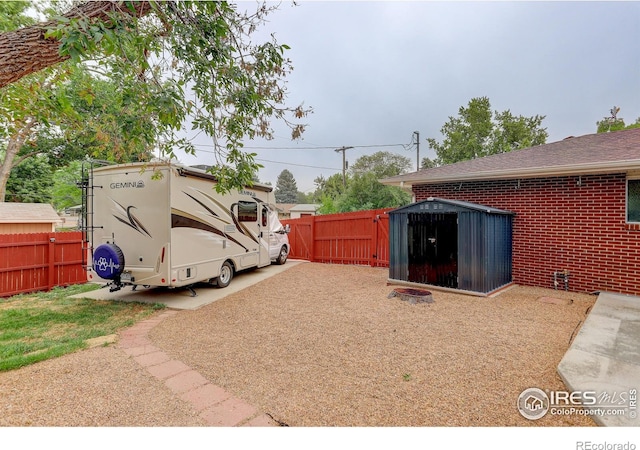 view of yard featuring a shed