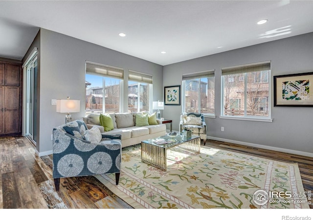 living area with dark wood-style floors, recessed lighting, and baseboards