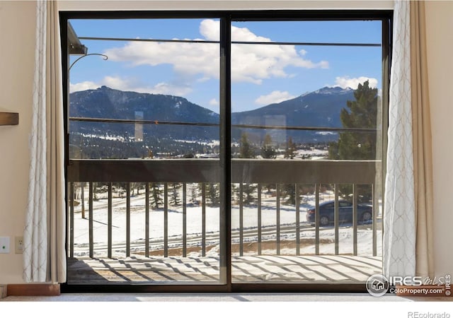 entryway featuring a healthy amount of sunlight and a mountain view