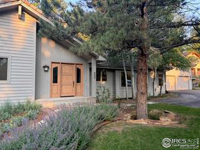 view of front of house with a garage and driveway