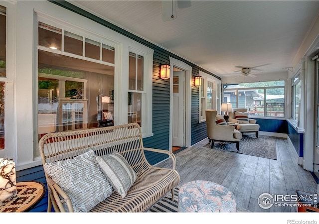 sunroom with ceiling fan