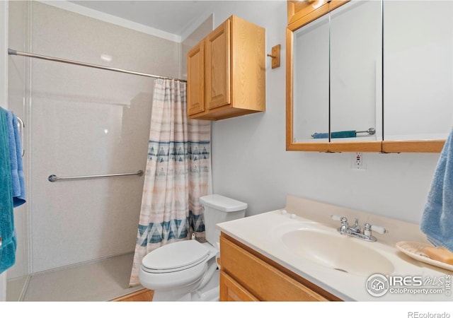 full bath with toilet, ornamental molding, a shower with shower curtain, and vanity