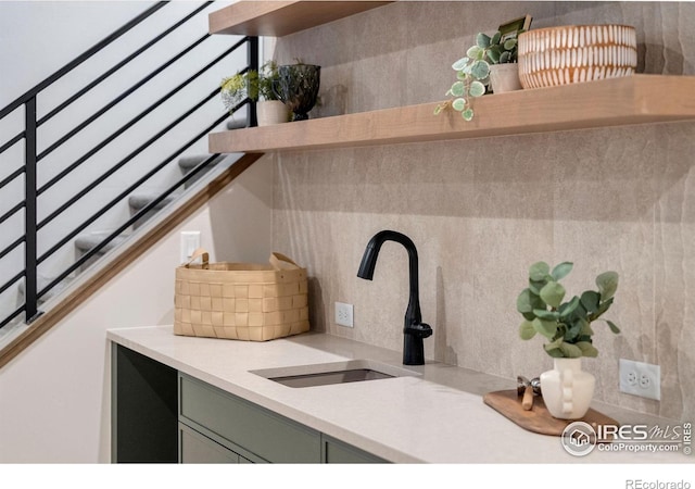 bar featuring a sink and decorative backsplash