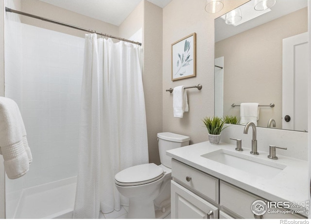 full bath with curtained shower, vanity, and toilet