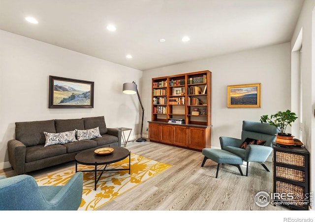 living area with light wood-style floors, recessed lighting, and baseboards