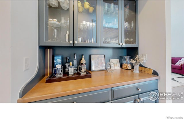 10667 E Goose Haven Dr, Lafayette, CO 80026 - view of indoor dry bar