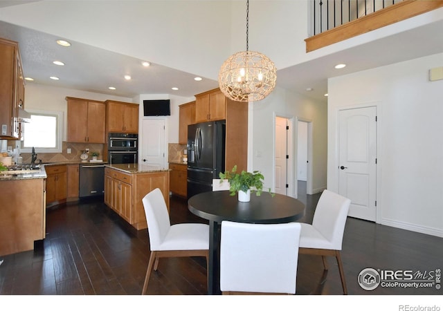 dining space with dark wood-type flooring, recessed lighting, a high ceiling, and baseboards