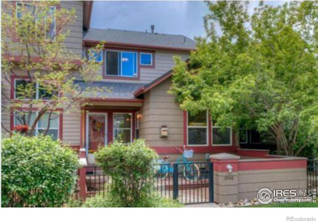 view of front of property featuring a fenced front yard