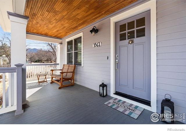 entrance to property featuring a porch