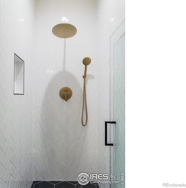 full bathroom featuring tiled shower