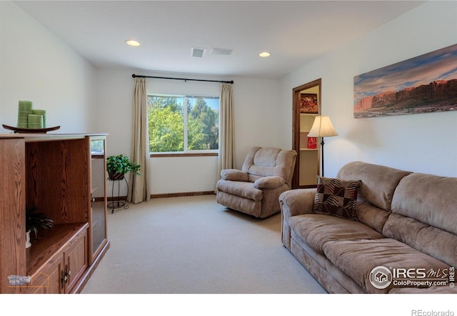 living area featuring light carpet, baseboards, visible vents, and recessed lighting