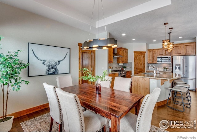 dining area with dark wood-style floors, recessed lighting, and baseboards