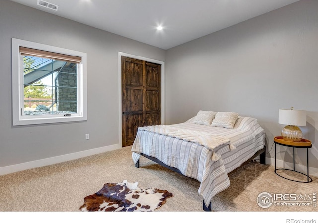 bedroom with baseboards, visible vents, carpet flooring, and recessed lighting