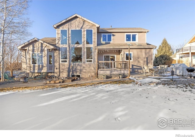 view of front of property featuring a wooden deck