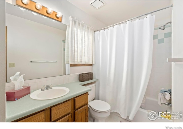 full bath featuring shower / bath combo, visible vents, decorative backsplash, toilet, and vanity