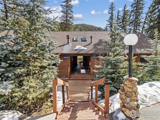 chalet / cabin featuring a shingled roof