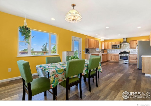 dining space with a notable chandelier, dark wood-type flooring, recessed lighting, and baseboards