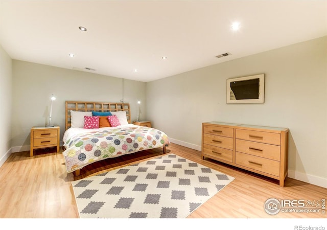 bedroom with visible vents, recessed lighting, baseboards, and light wood-style floors