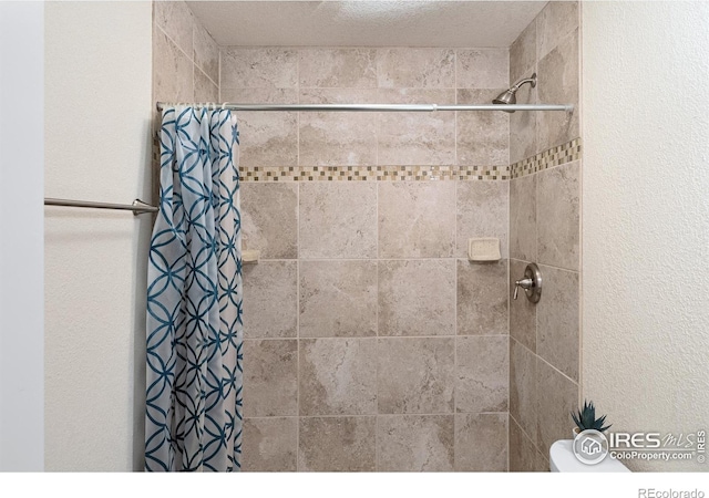 full bath with tiled shower
