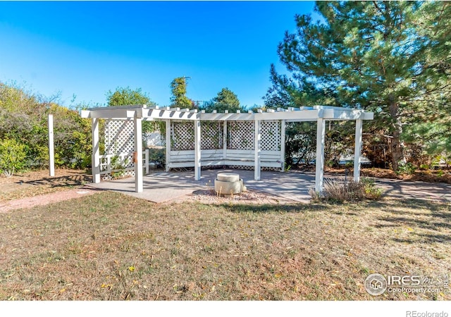 view of yard with a pergola