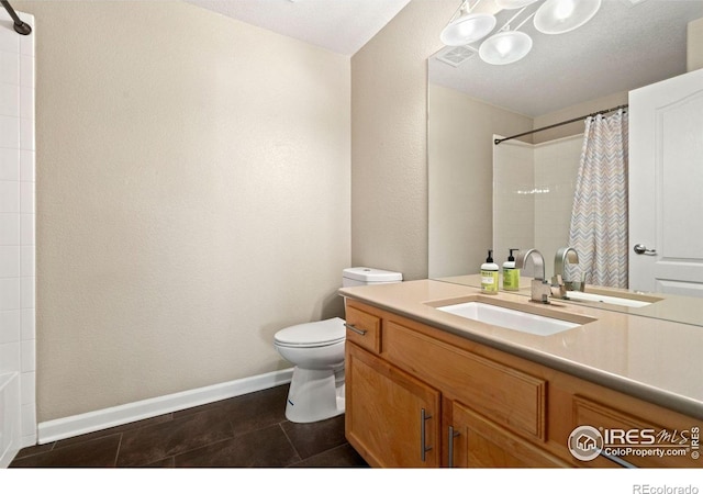 full bath featuring visible vents, toilet, vanity, a shower with curtain, and baseboards