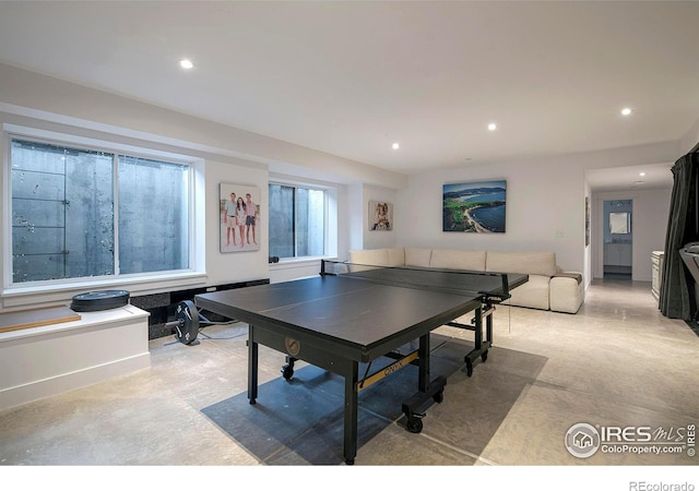 game room featuring recessed lighting and baseboards