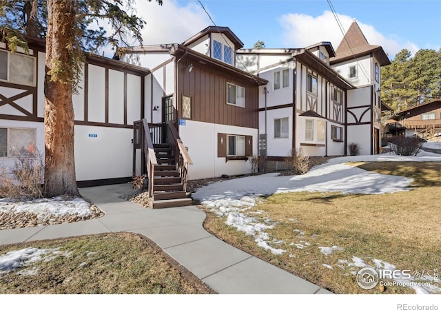 view of front of house featuring a front lawn