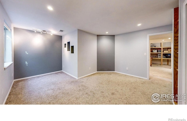 carpeted spare room with baseboards, visible vents, and recessed lighting