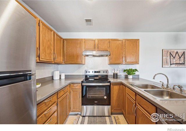 kitchen with stainless steel appliances, visible vents, backsplash, a sink, and under cabinet range hood