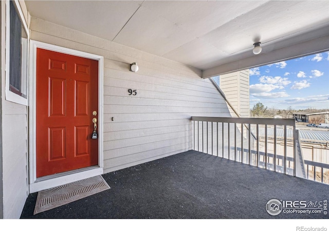 property entrance featuring a balcony