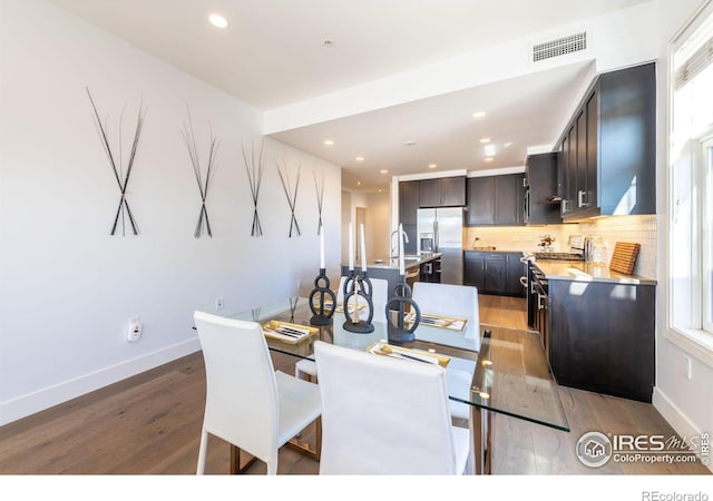 dining area with recessed lighting, visible vents, a healthy amount of sunlight, light wood-type flooring, and baseboards