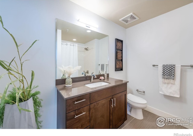 full bath with baseboards, visible vents, toilet, a shower with curtain, and vanity