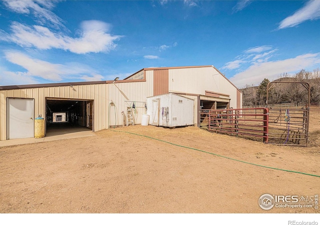 view of outdoor structure with an outbuilding, an exterior structure, and driveway