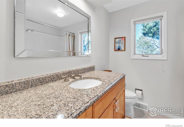 full bath featuring curtained shower, visible vents, vanity, and toilet