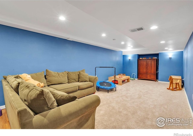 living area featuring recessed lighting, baseboards, visible vents, and carpet flooring