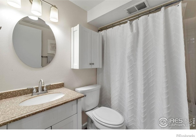 bathroom with curtained shower, visible vents, vanity, and toilet