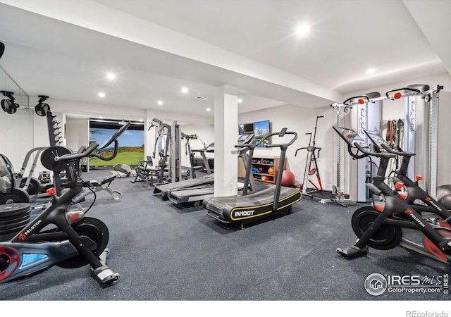 exercise room featuring recessed lighting