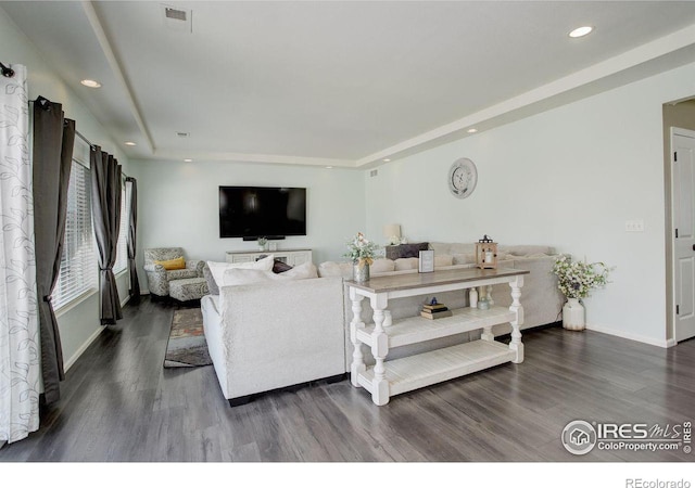 living area with baseboards, visible vents, wood finished floors, and recessed lighting