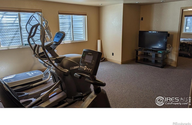 workout room with carpet flooring and baseboards