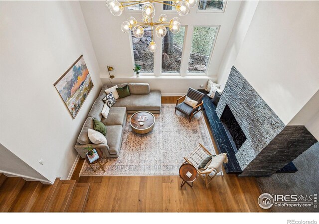 living area featuring an inviting chandelier and wood finished floors