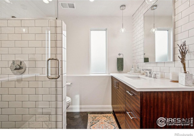 full bathroom featuring visible vents, toilet, vanity, a shower stall, and backsplash