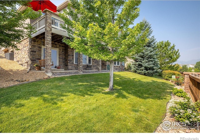 13943 W 87th Ln, Arvada, CO 80005 - view of green lawn featuring a wooden deck