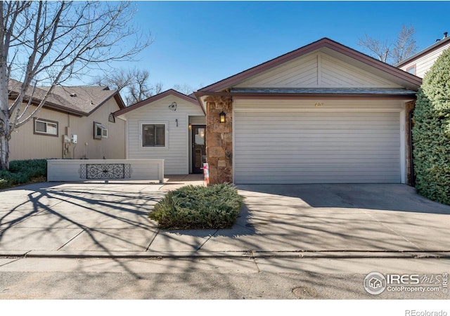 view of front facade with a garage and driveway