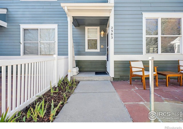 property entrance with crawl space