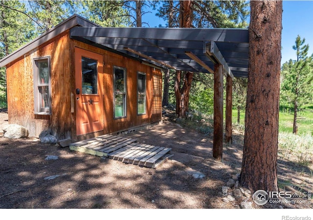 view of outdoor structure with an outbuilding