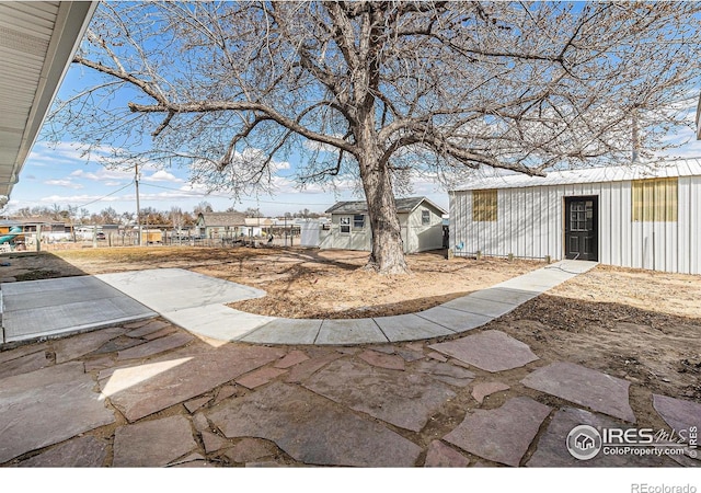 view of yard featuring fence and an outbuilding