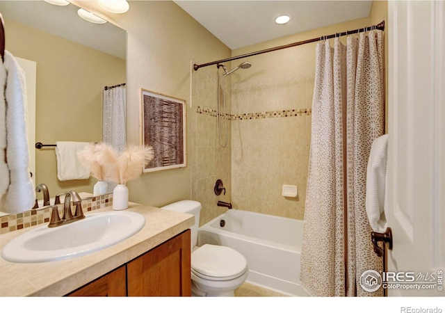 full bath featuring shower / tub combo with curtain, vanity, and toilet