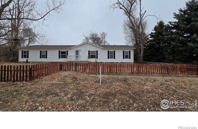 manufactured / mobile home featuring a fenced front yard