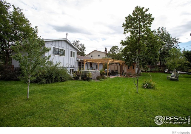 view of yard featuring a pergola